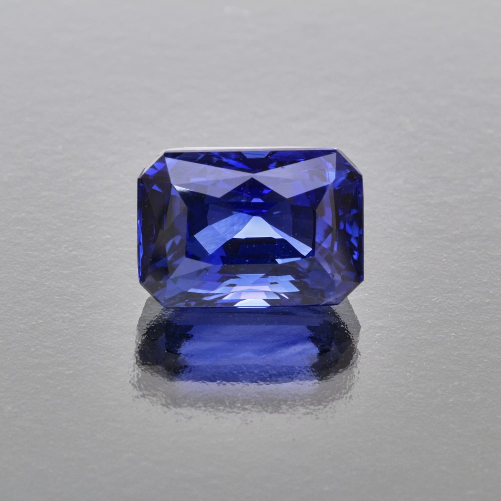 sapphire stone-royal blue sapphire-front view of gemstone